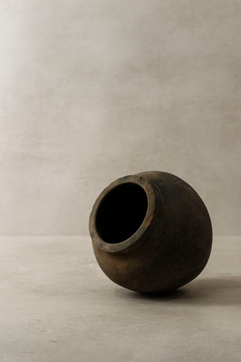 Vintage Dark Pot Nr. 6