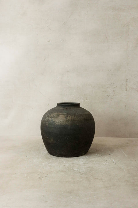 Vintage Dark Pot Nr. 33