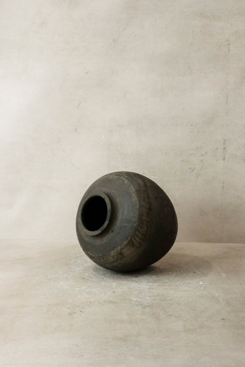 Vintage Dark Pot Nr. 33