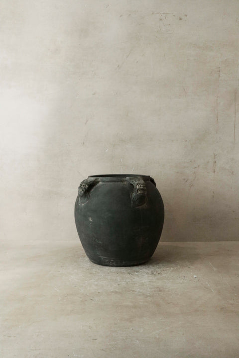 Vintage Lion Ears Dark Pot - De4.4