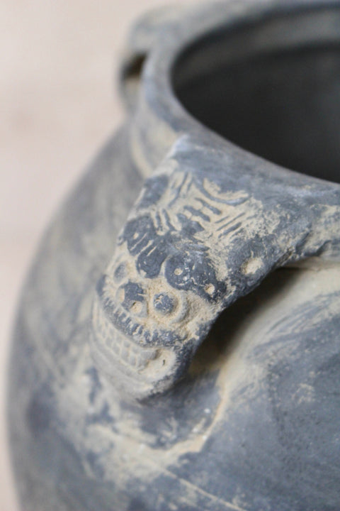 Vintage Lion Ears Dark Pot - DE.17