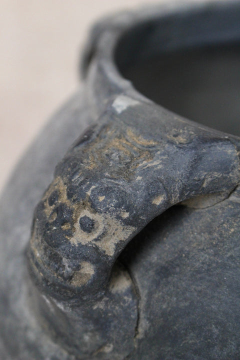 Vintage Lion Ears Dark Pot - DE.18