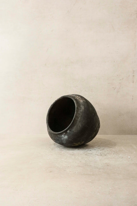 Vintage Dark Pot Nr. 46