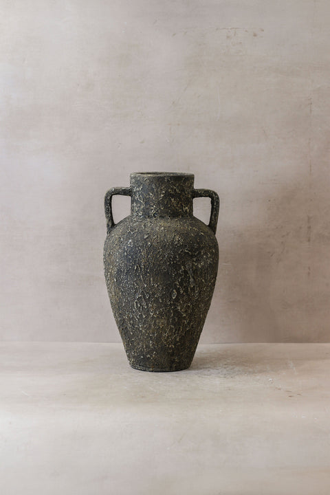 Dunkle indonesische Vase 18
