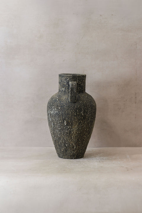 Dunkle indonesische Vase 18