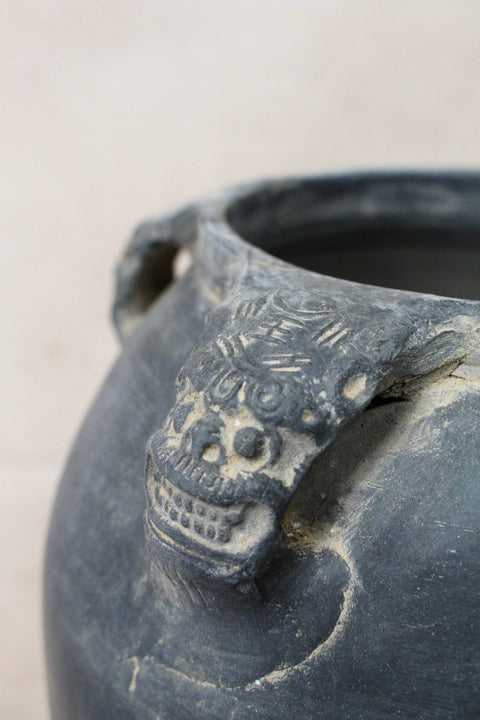 Vintage Lion Ears Dark Pot - DE.29