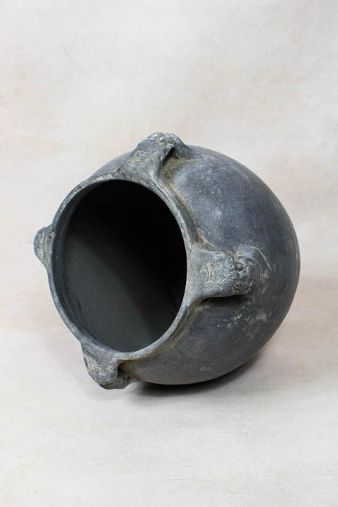 Vintage Lion Ears Dark Pot - DE.30