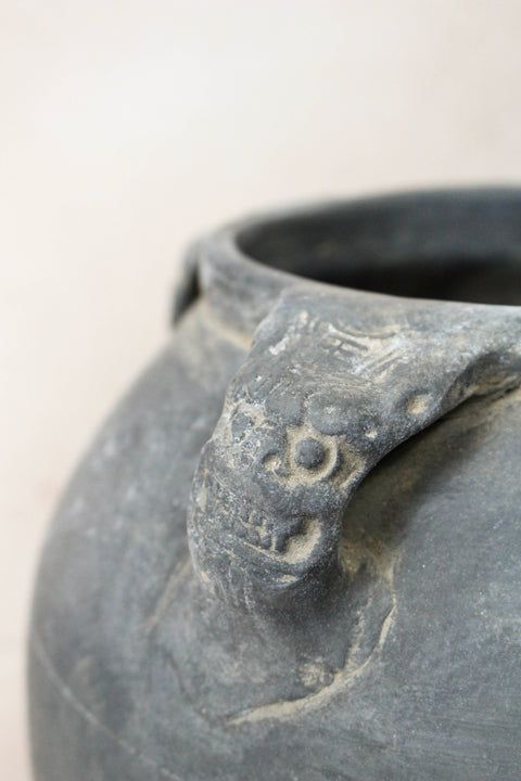 Vintage Lion Ears Dark Pot - DE.31
