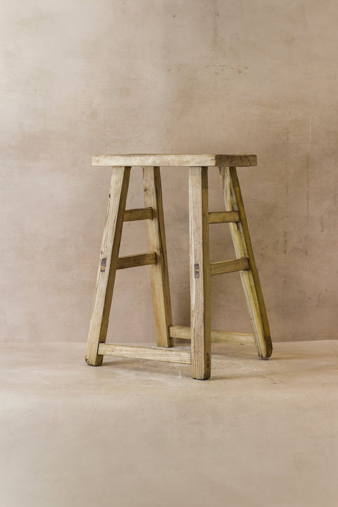 Rustikaler Vintage-Hocker aus Ulmenholz – Mittelgroß – Nr. 45