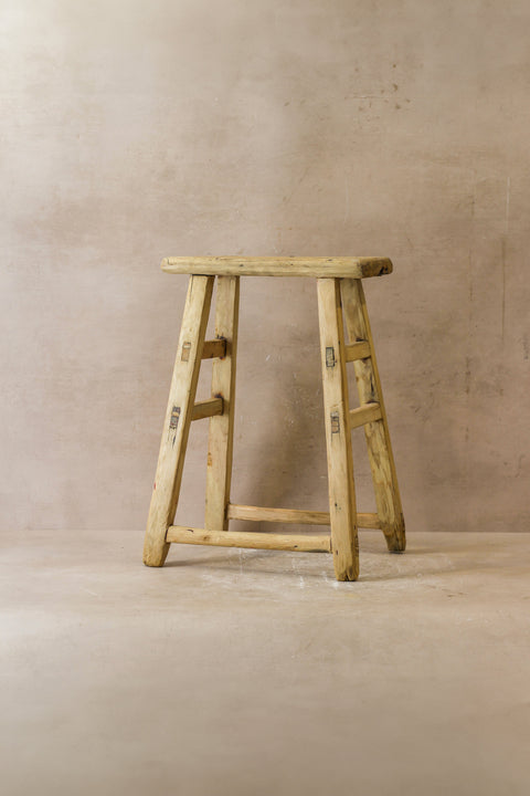 Vintage-Hocker aus rustikalem Ulmenholz – Mittelgroß – Nr. 46
