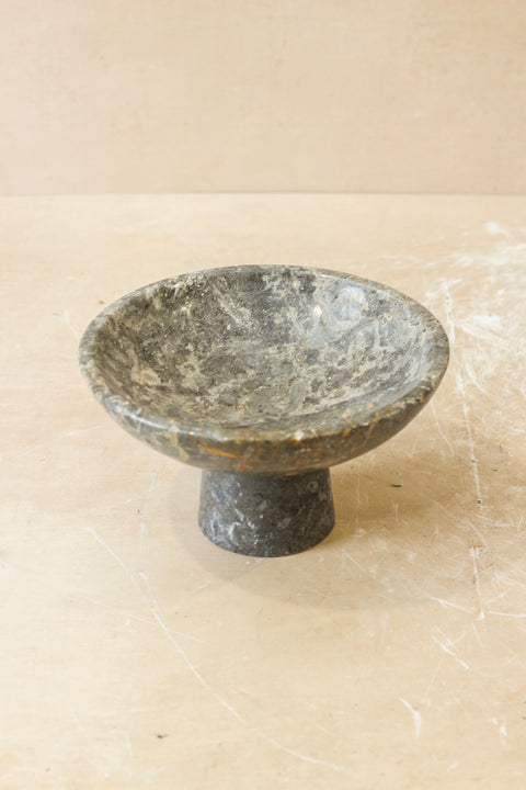Hohes Marmor-Schalenbecken auf Sockel – Schwarz