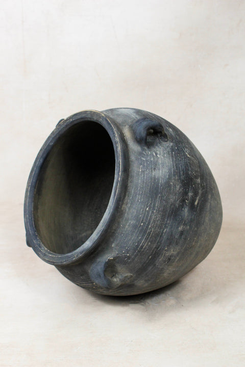 Pot vintage foncé avec anses - E4.32