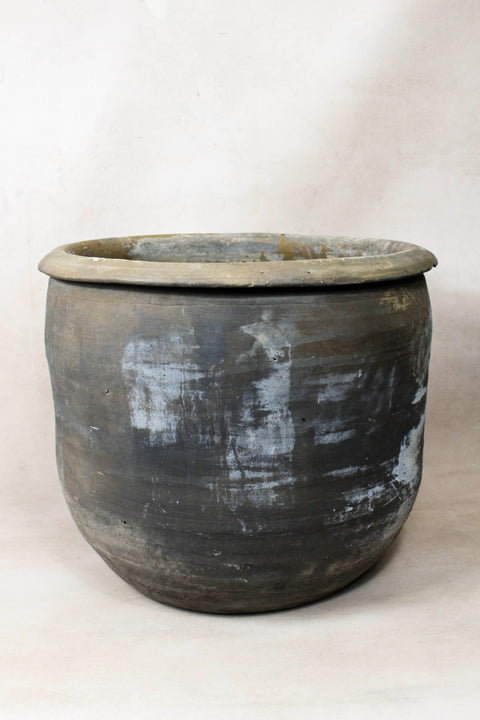 Vintage Dark Pot - L020