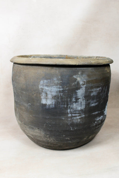 Vintage Dark Pot - L020