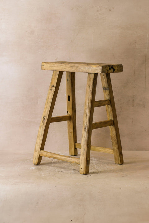 Vintage-Hocker aus rustikalem Ulmenholz – Mittelgroß – Nr. 54