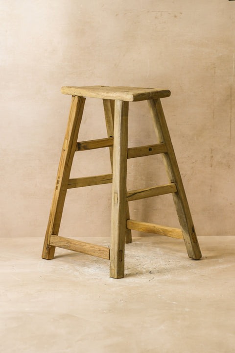 Rustikaler Vintage-Hocker aus Ulmenholz – Mittelgroß – Nr. 57