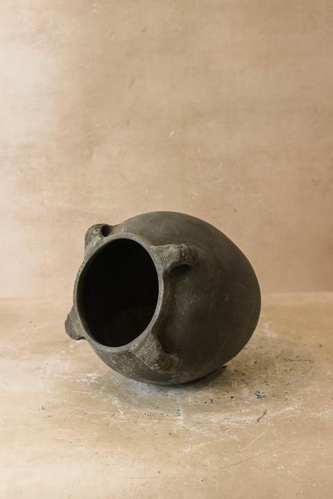 Vintage Lion Ears Dark Pot - De4.8
