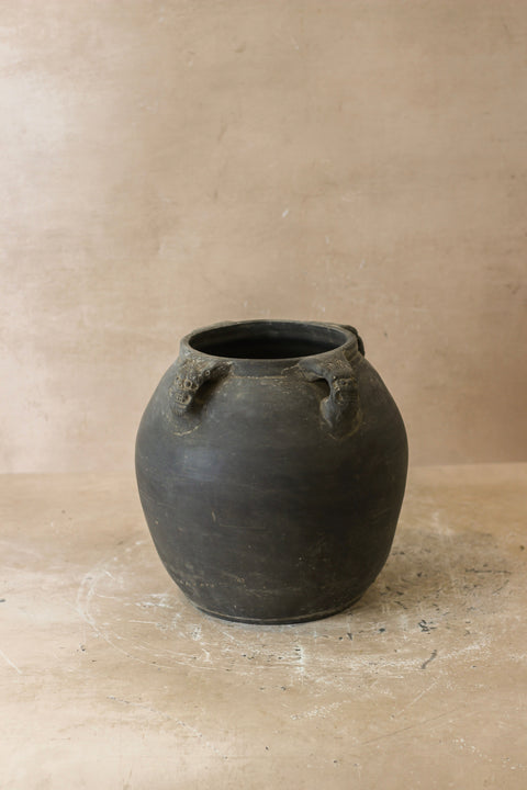 Vintage Lion Ears Dark Pot - De4.10