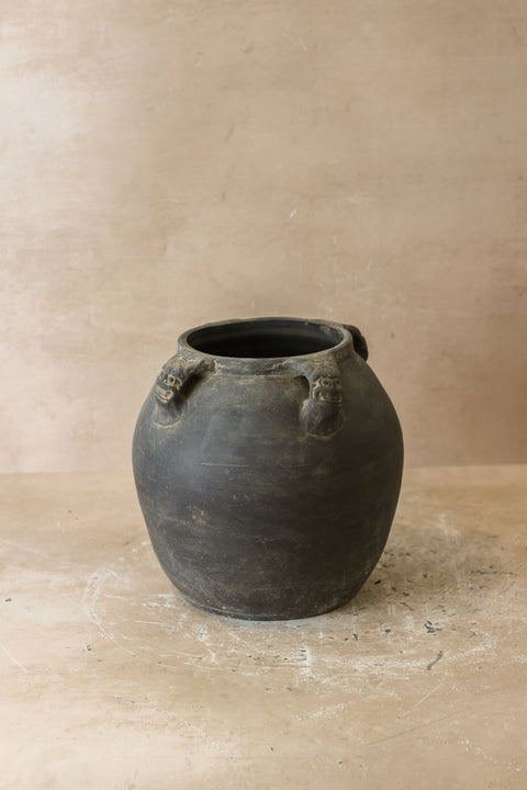 Vintage Lion Ears Dark Pot - De4.10