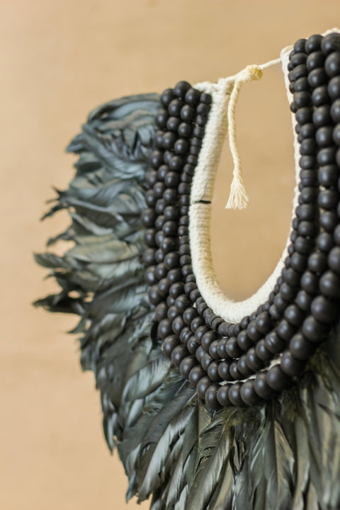 Collier fait main en plumes et perles - 22,5
