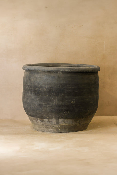 Große alte graue asiatische Töpfe - L009