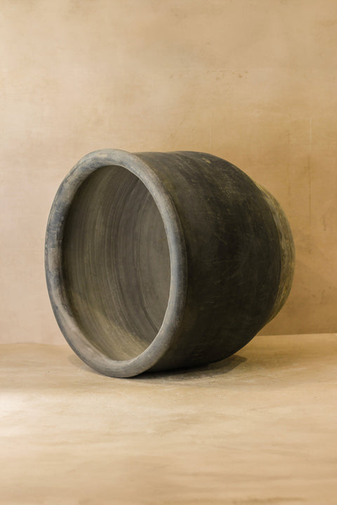 Große alte graue asiatische Töpfe - L009