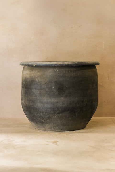 Große alte graue asiatische Töpfe - L010