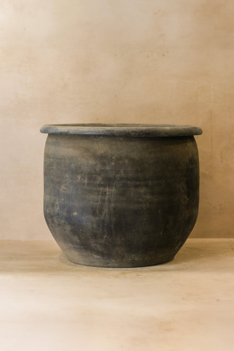 Große alte graue asiatische Töpfe - L010