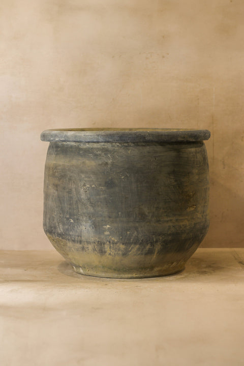 Großer alter grauer asiatischer Topf - L011