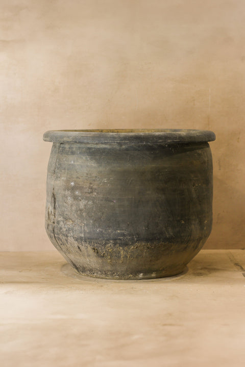 Großer alter grauer asiatischer Topf - L011
