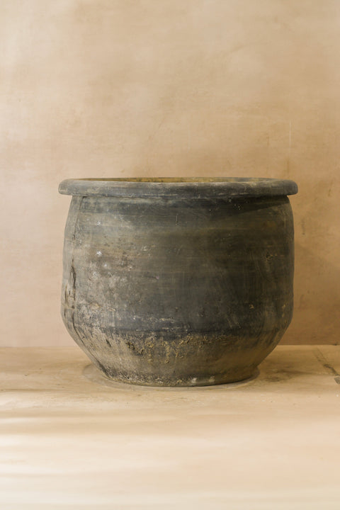 Großer alter grauer asiatischer Topf - L011