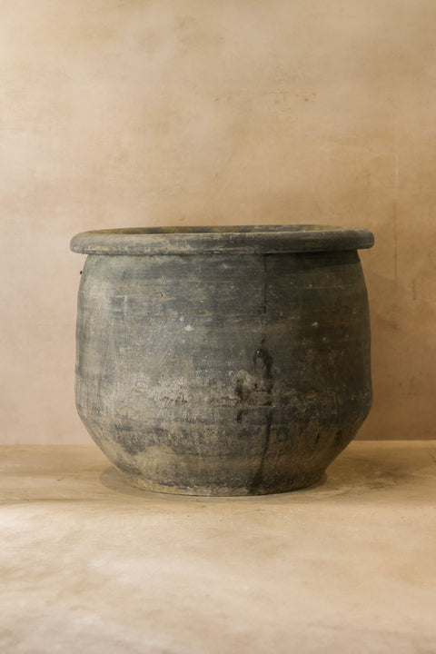 Großer alter grauer asiatischer Topf - L011