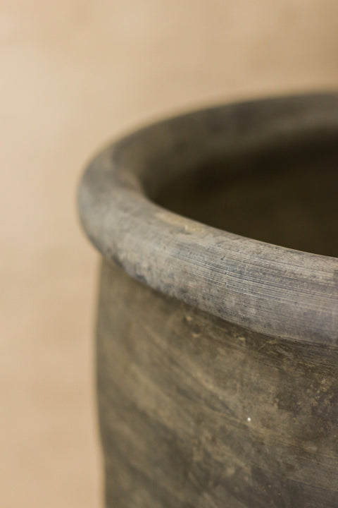 Große alte graue asiatische Töpfe - L009