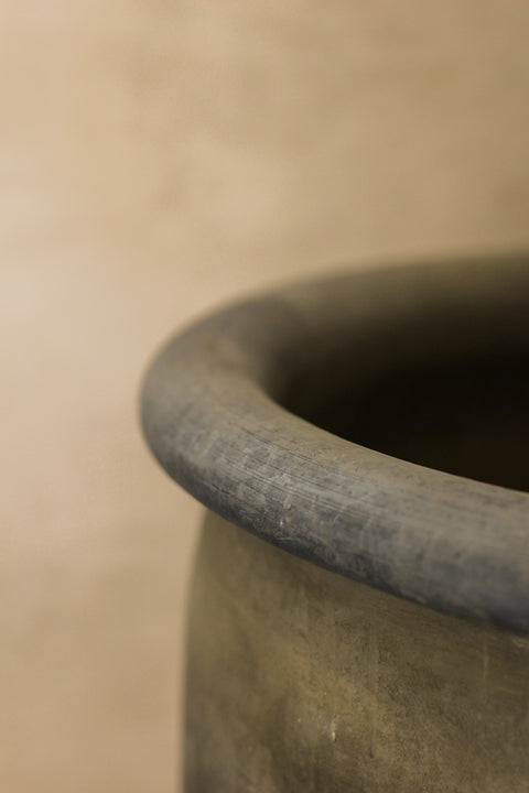 Grands pots asiatiques gris anciens - L010