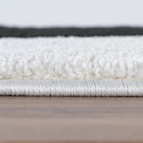 Joli tapis géométrique noir et blanc