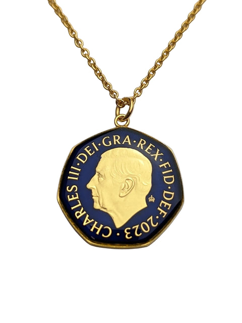 Fünfzig Pence von König Karl III. – Emaillierte Münzkette