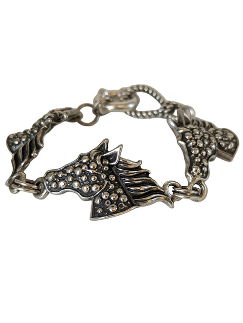 Silbernes Armband mit gesprenkeltem Pferd