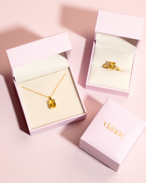 Halber Memoirering mit tropfenförmigem rosa Rubin & Amethyst in 18 Karat Gold Vermeil