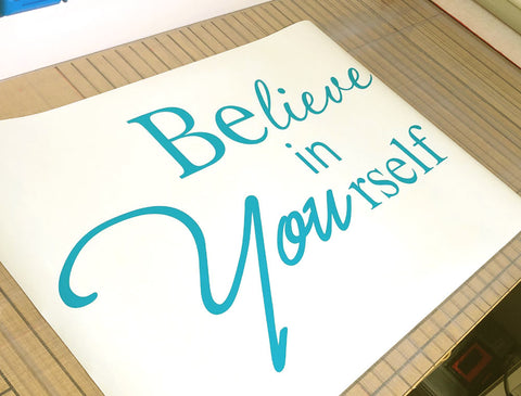 Wandtattoo „Glaube an dich selbst“ – Motivierender Spruch für die Wanddekoration