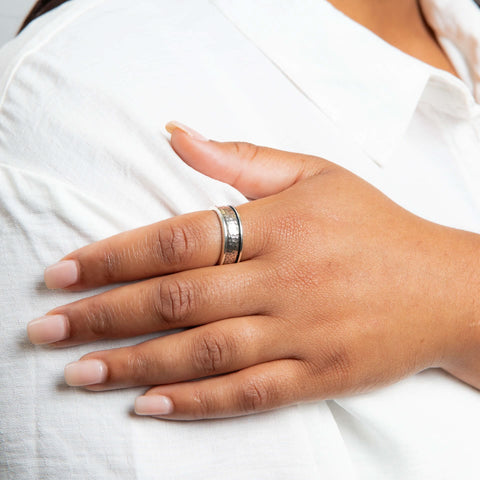 Bague tournante Beginnings en argent sterling martelé R3906