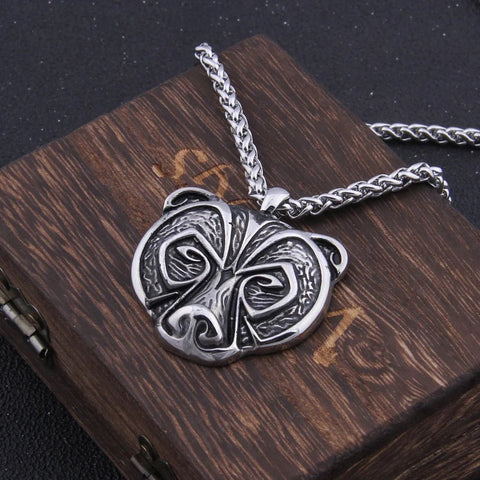Bjorn Hildolvakappi - Bear Face Engraved Viking Necklace