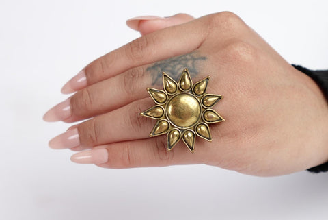 Strahlender Sonnenstrahl-Statement-Ring – Antikgold-Finish.