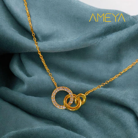 Collier Ameya Cercles Entrelacés, plaqué or 18 carats avec accents de cristal, chaîne fine