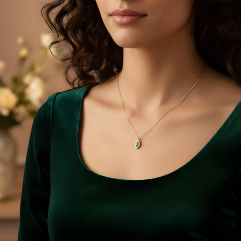 Collier Ameya en argent sterling plaqué or 14 carats avec pendentif émeraude et cristaux – Élégant design marquise, bijou de luxe délicat