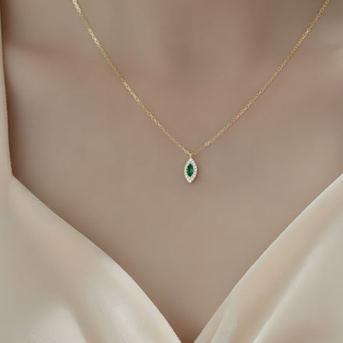 Ameya Halskette aus 14-karätig vergoldetem Sterlingsilber mit Smaragdanhänger und Kristallverzierungen – Elegantes Marquise-Design, zarter Luxusschmuck