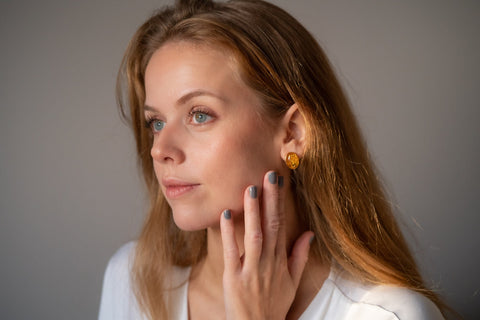 Boucles d'oreilles ovales à clous en ambre et or, motif agrumes.