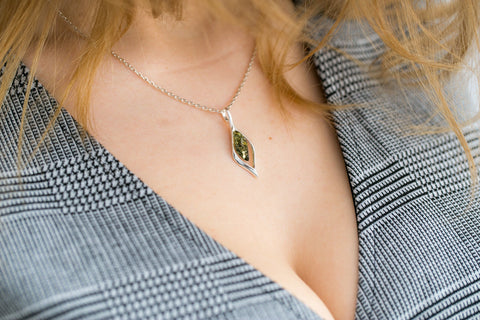 Boucles d'oreilles pendantes en ambre vert