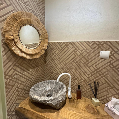 Maxlume ~ Miroir mural rond en verre fait main, double contour en rotin et raphia pour une décoration ultra tendance | Fait main | 56 cm