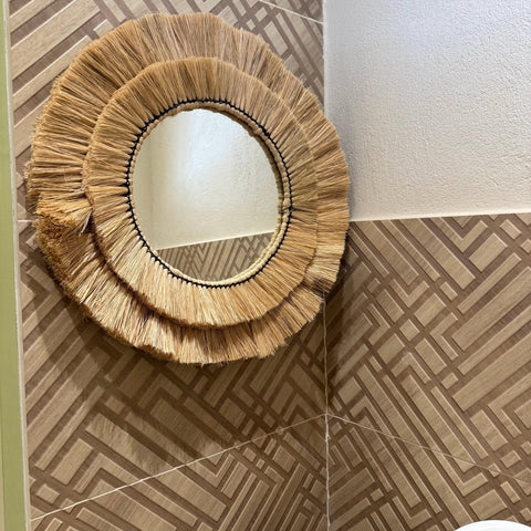 Maxlume ~ Miroir mural rond en verre fait main, double contour en rotin et raphia pour une décoration ultra tendance | Fait main | 56 cm