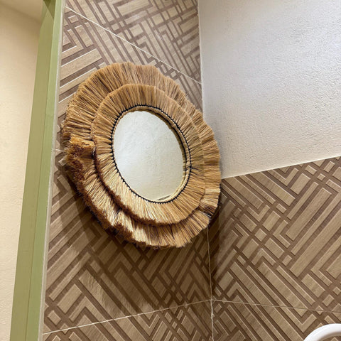 Maxlume ~ Miroir mural rond en verre fait main, double contour en rotin et raphia pour une décoration ultra tendance | Fait main | 56 cm